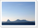 Ganz links der Tomskjevelen (922m) auf der Insel Tomma Ganz links der Tomskjevelen (922m) auf der Insel Tomma